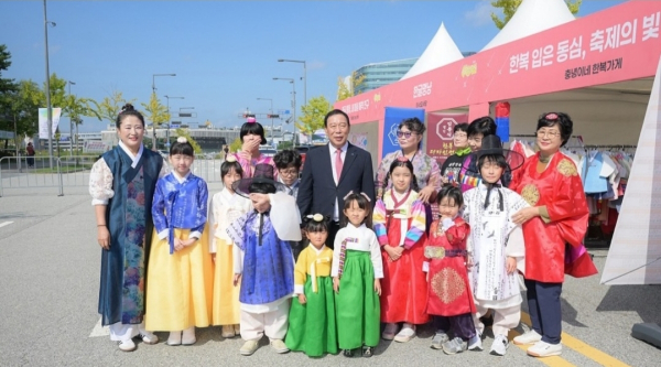 충녕이네 한복가게 앞에서 한복을 곱게 차려 입은 어린이들과 함께 기념촬영하는 최민호시장