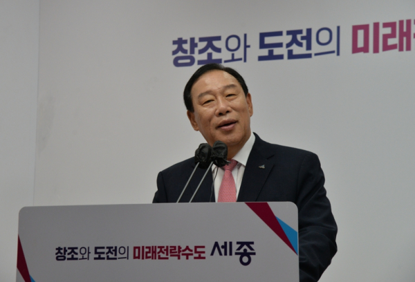 브리핑 하는 최민호 세종시장