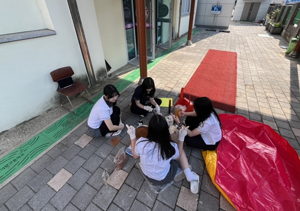 EM 미생물 활용 하천 회복 프로젝트 - 환경 정화 미생물을 활용한 EM 흙공 만들기