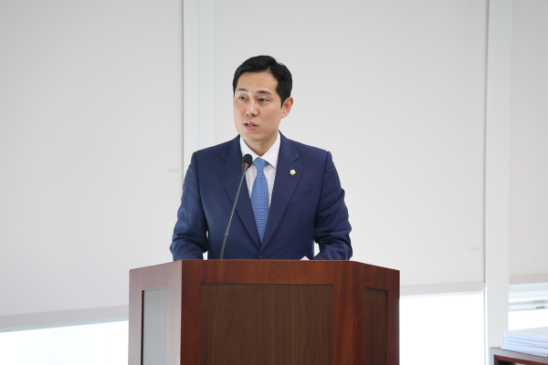 제123회 임시회 운영위원회에서 박명우 의원 대표발의 장면