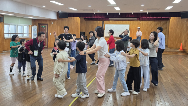 14일, ‘사맛디 놀이한마당’이 행사에서 목상초등학교 학생들이 전래 놀이 체험 모습