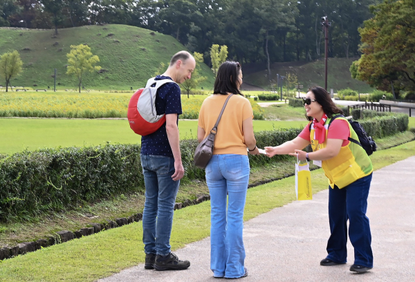 대덕구 자원봉사자가 15일 경주 역사유적지구 일원에서 2025 APEC 정상회의 유치 홍보 캠페인을 진행하고 있다