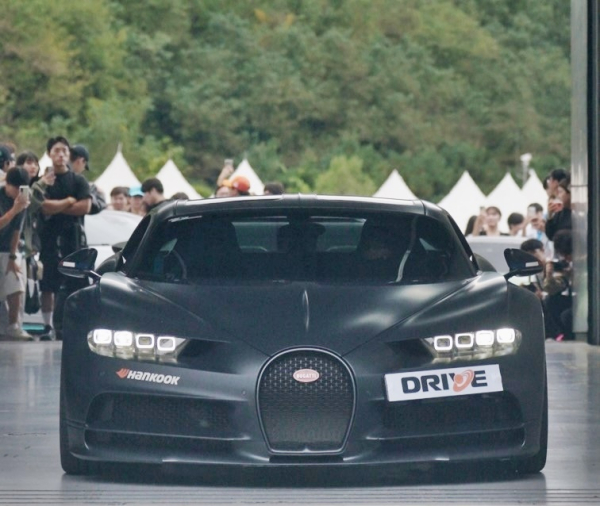 Peaches Run Universe 부가티 전시