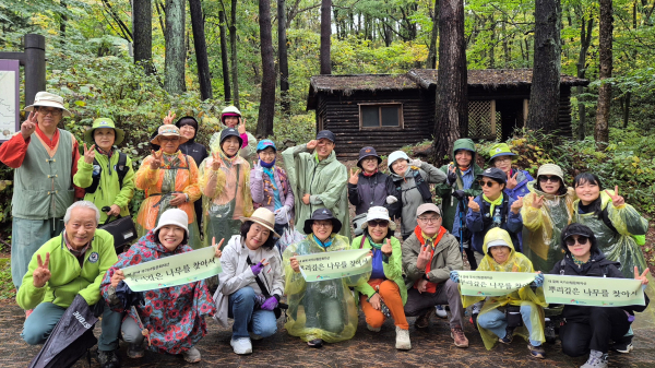 산림문화특화사업 ‘뿌리깊은나무를 찾아서’(2회차) 시범운영 참여자들이 국가산림문화자산인 ‘무림당’ 앞에서 기념사진을 찍고 있다.