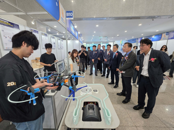 15일, 교내 담헌실학관 1층 로비에서 2025년 제31회 가을 졸업연구작품전시회를 개최했다.