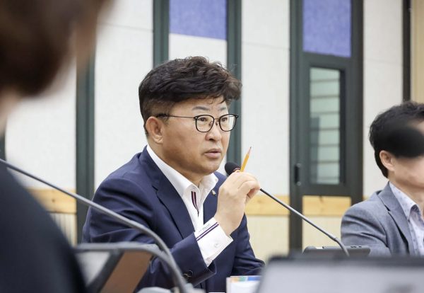 최충규 대덕구청장이 15일 구청 대회의실에서 열린 ‘2026년도 주요업무계획 보고회’에서 당부 모습