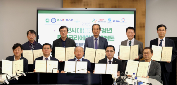 박희조 동구청장이 16일 대전대학교에서 열린 ‘청년 로컬크리에이터 해커톤’ 업무협약식에서 관계자들과 기념촬영을 하고 있다