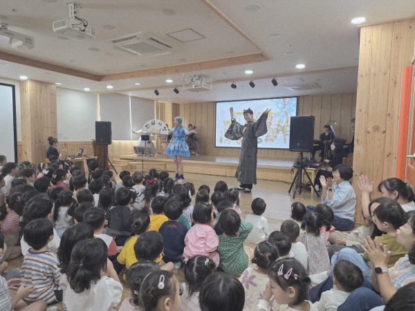 지난 10월 15일 연서초등학교병설유치원 유아들이 문화예술교육프로그램에 참여하고 있는 모습