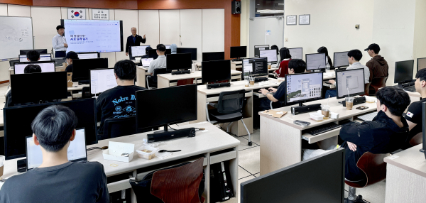 외부강사진을 초빙하여 교내 특강행사를 진행하고 있다.