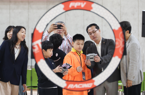 박희조 동구청장이 19일 ‘우리는 드론매니아 드론가족 중급반’ 참여 가족들과 기념촬영 후 촬영용 드론 시연을 하고 있다.