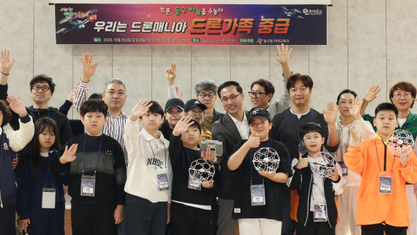 박희조 동구청장이 19일 ‘우리는 드론매니아 드론가족 중급반’ 참여 가족들과 기념촬영 모습