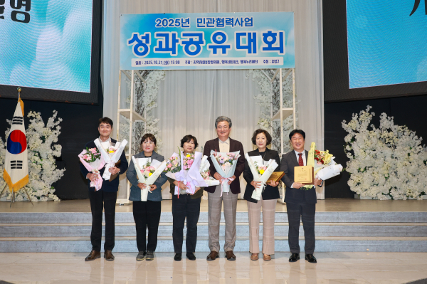 ‘민관협력 사업 성과공유대회’에서 지사협 활성화 유공자 표창 수상자와 정용래 유성구청장(오른쪽에서 세 번째) 기념촬영