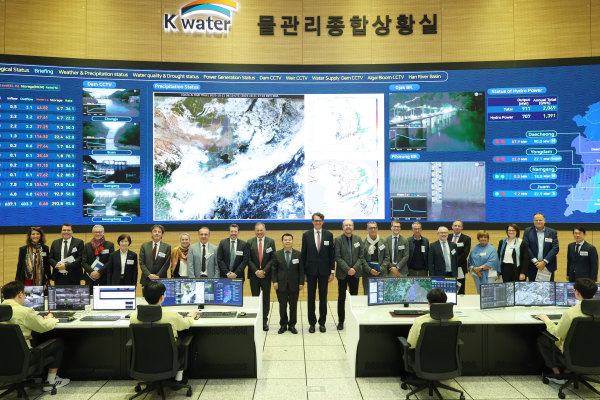지난 21일, 룩셈부르크 경제사절단이 한국수자원공사 대전 본사 물관리종합상황실을 방문하여 디지털트윈 물관리 현황 등을 확인했다.  (사진 좌측부터 9번째 알렉스 슈만 룩셈부르크 경제사절단 대표, 10번째 윤석대 한국수자원공사 사장, 11번째 자크 플리스 주한 룩셈부르크 대사)