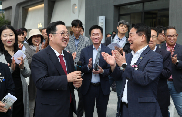 이장우 대전시장과 서철모 서구청장 등이 미디어파사드 사업 부지를 살피고 있다.