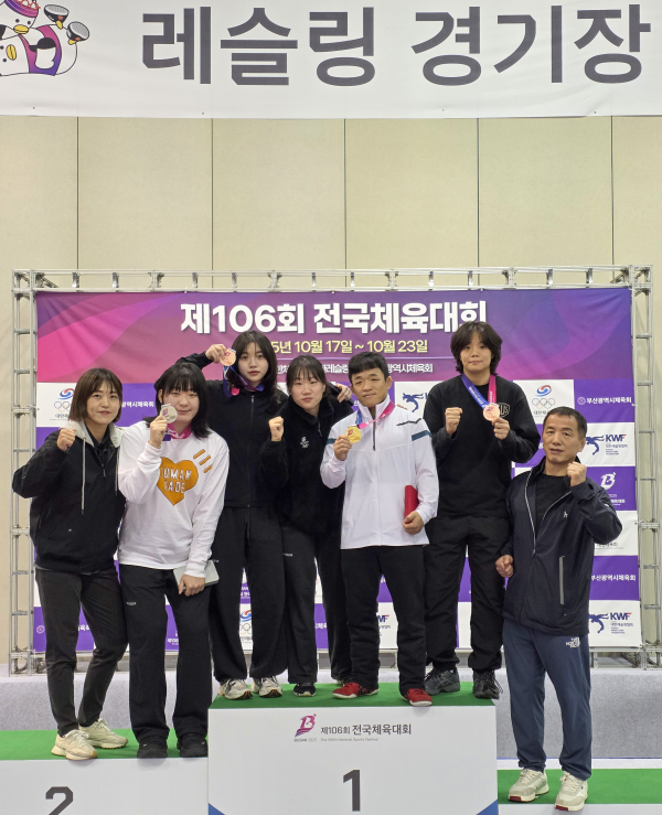 제106회 전국체육대회에 출전한 유성구청 소속 레슬링팀이 기념촬영