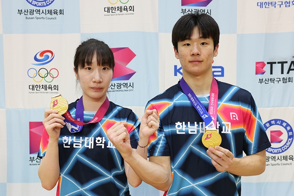 제106회 전국체육대회에서 대학부 혼합복식 금메달을 따낸 이은주, 이호열 선수