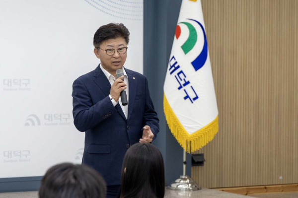 최충규 대덕구청장이 23일 구청 대회의실에서 열린 ‘2025년 맞춤형 구정 홍보 전략 교육’에 참석해 직원들에게 구정 홍보와 관련해 당부를 전하고 있다