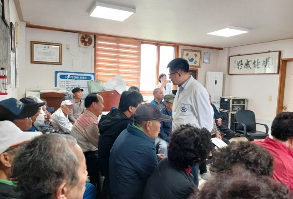 농약 중독예방 교육에 참여한 영전1리 마을 주민들 모습.