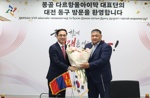 박희조 동구청장과 몽골 다르항울아이막 대표단 기념사진