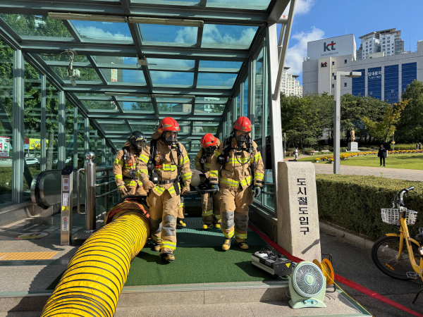 24일, 대전도시철도 서대전네거리역에서 테러(방화)에 의한 역사화재 상황에 대응한 ‘2025 재난대응 안전한국훈련’을 실시했다.