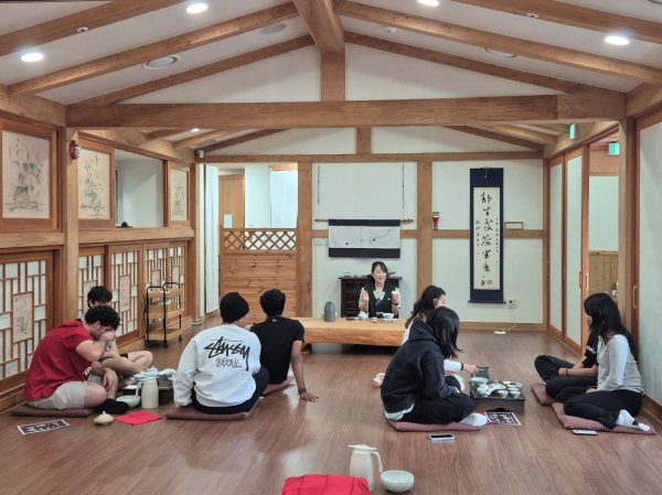 지난 24일 외국인 유학생들이 산림치유 프로그램으로 ‘다도와 차 명상 체험’을 하고 있다.