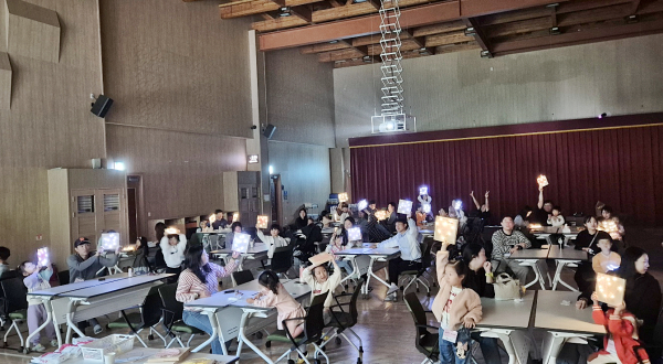 지난 25일 국립대전숲체원에서 진행된 대전아이 가족 캠프에서 참가자들이 ‘뚝딱뚝딱 숲울림공방’ 프로그램에 참여하고 있다.