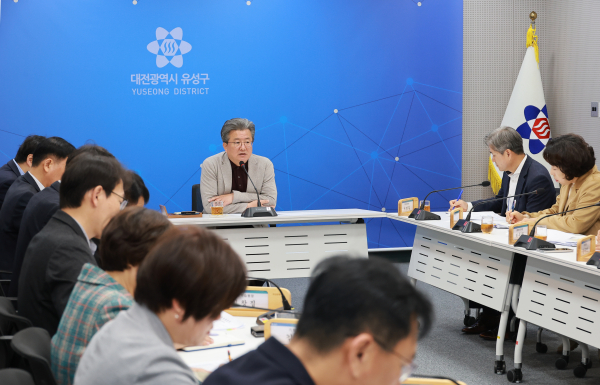 정용래 유성구청장이 27일 오전 주간간부회의를 통해 실종 노인 수색을 지시하고 있다.