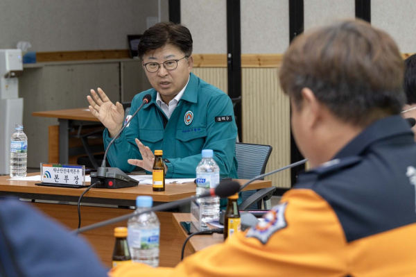 최충규 대덕구청장이 27일 구청 대회의실에서 ‘2025 재난대응 안전한국훈련’ 회의에 재난안전대책본부장으로 토론 훈련에 참석해 재난 관련된 사항을 논의하고 있다