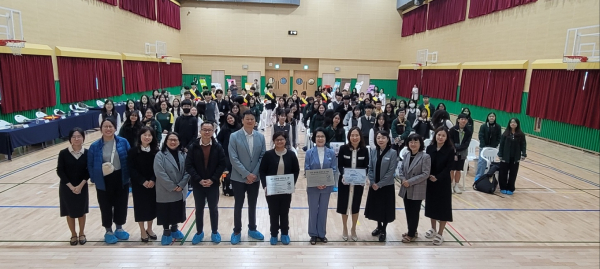 환영식에서‘프렌드십스쿨’현판 수여식