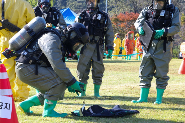 ‘2025년 대전 대덕구 생물테러 대비․대응 현장훈련’에서 탄저균이 살포된 의심 물품을 다중탐지키트를 이용해 검사하고 있다