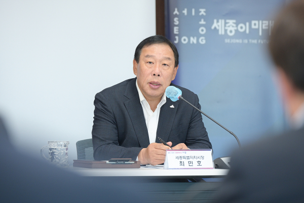 간부회의 주재 중인 최민호 시장