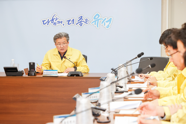 28일 진행된 '2025 재난대응 안전한국훈련'에서 정용래 유성구청장이 토론 훈련을 진행하고 있다