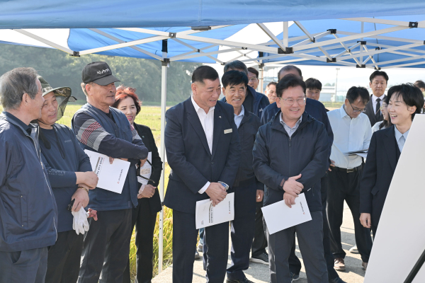 이승돈 농촌진흥청장, 공주시 벼 수확·수매 현장 방문 모습