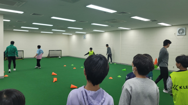 축구선수 및 유소년코치와 함께하는「하나드림스쿨」 운영 모습