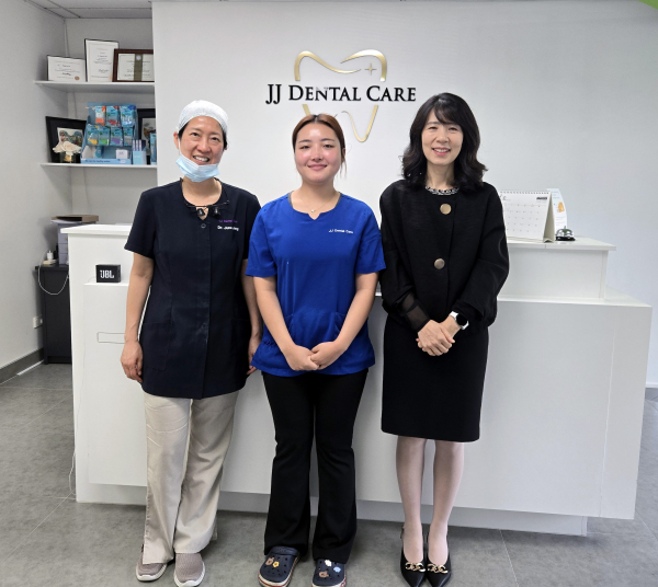 뉴질랜드 현지 기관 병원에서 (왼쪽부터 두번째) 백석문화대 실습 학생과 (왼쪽부터 세 번째)치위생과 김해선 교수가 기념사진