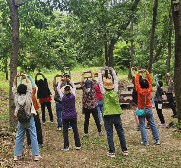 국립예산치유의숲 산림치유프로그램에 참가한 노인복지센터 어르신들이 ‘숲을 거닐다’ 프로그램에 참여하고 있다.