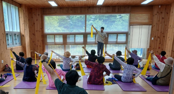 국립예산치유의숲 산림치유프로그램에 참가한 노인복지센터 어르신들이 ‘소도구 마사지’ 프로그램에 참여하고 있다.