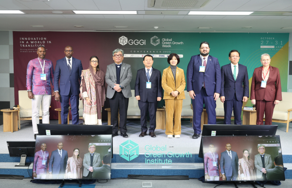 30일, 서울 정동 GGGI 본부에서 열린 세션에서 주요 참석자들이 기념사진을 촬영하고 있다.(사진 왼쪽부터 페스터스 K. 응게노 케냐 환경·기후변화부 수석차관, 포데 폴 세네갈 환경·생태전환부 차관, 셰즈라 만사브 알리 카랄 파키스탄 기후변화환경조정부 차관, 김상협 GGGI 사무총장, 윤석대 한국수자원공사 사장, 한정애 국회의원, 압둘아지즈 아흐마드 알 마흐무드 카타르 환경·기후변화부 차관, 산 밴티 캄보디아 환경부 상임비서, 로빈 맥거킨 세계자원연구소 사무국장)