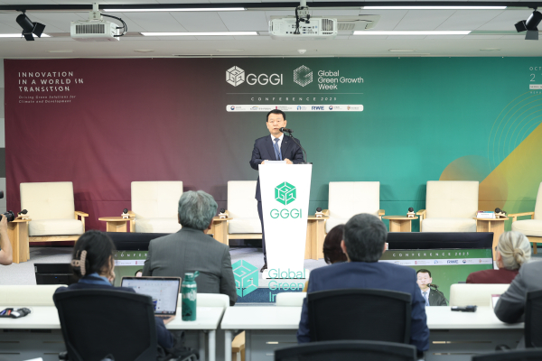 30일, 서울 정동 GGGI 본부에서 열린 ‘물과 에너지’ 세션에서 윤석대 한국수자원공사 사장이 환영사를 하고 있다.