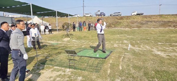 청양 금강변 파크골프장 ‘전국대회 규모 36홀’ 개장식에서 김돈곤 군수 시타 모습