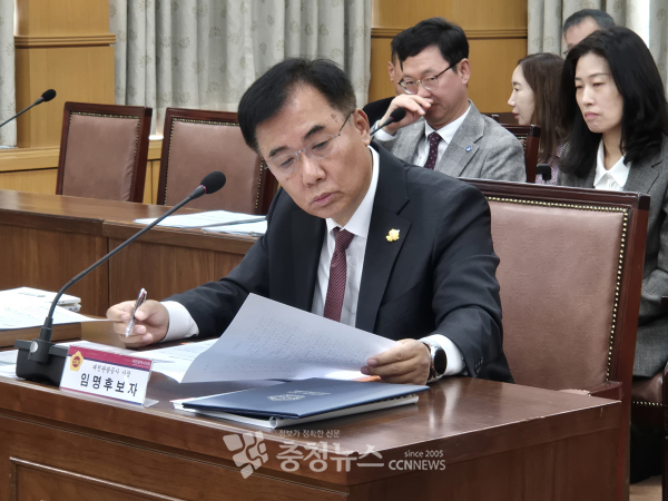 김용원 후보자가 자료를 찾고 있는 모습.