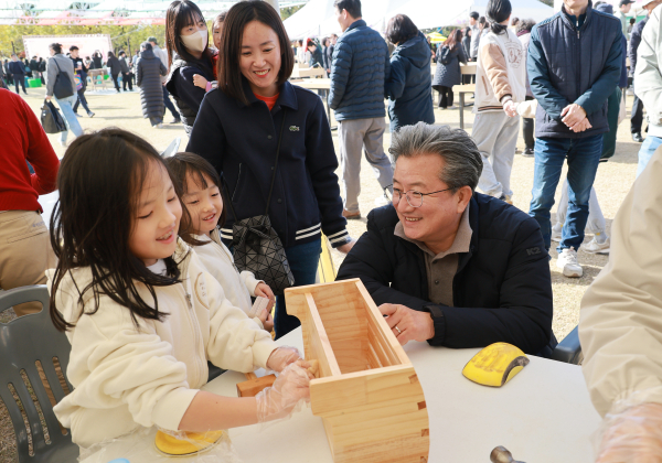 지난 1일과 2일 유림공원 동편 잔디광장에서 진행된 ‘2025 목재체험행사 진행 모습