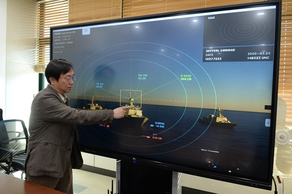 ETRI 연구진이 개발한 인공지능 응용SW 개발 프레임워크 탱고 MLOps의 자율운행선박 시뮬레이션 결과를 시연하는 모습