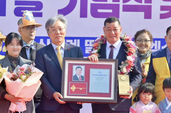 최원철 공주시장, 2025 자랑스런 충남 장애인복지 공로대상 수상  모습