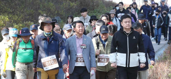 서철모 서구청장 구봉산 걷기 행사 방문 장면
