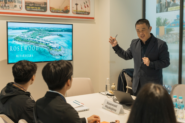 일본 기업 담당자가 회사를 소개하고 있다