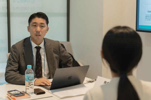 기업 관계자와 학생이 1대1 면접을 진행하고 있다