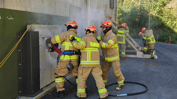 3일, 충북 충주시 도시탐색구조 종합 훈련장에서 복합 재난 상황에 대비한 특별 구조 훈련 모습