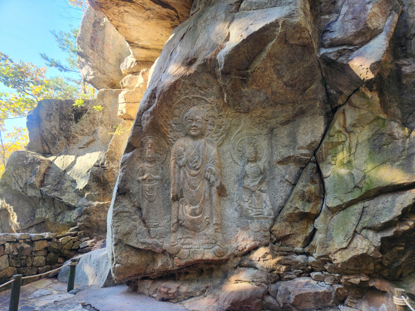 서산 용현리 마애여래삼존상