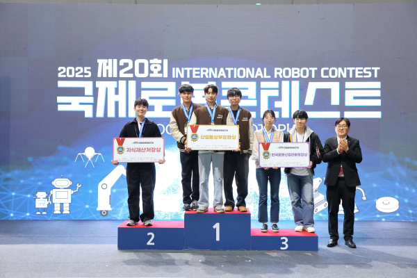 메카트로닉스공학부 ‘가제트팀’ 학생들이 한국전자기술연구원 주최 ‘2025 로봇제조공정활용 경진대회’에서 영예의 1위인 산업통상부 장관상을 수상했다.